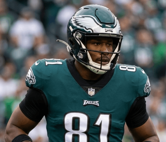 After Being Released, Steelers' Pro-Bowl TE Shocks NFL By Announcing Desire to Join Eagles – Willing to Do Whatever It Takes to Play Alongside Future Star Jalen Hurts