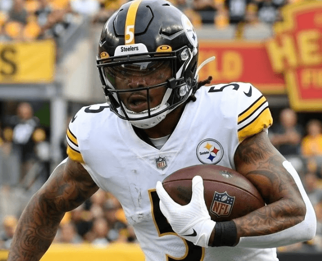 Pittsburgh Steelers strengthen their offensive firepower by signing NFC South champion  — sending a strong message about their return to the entire AFC